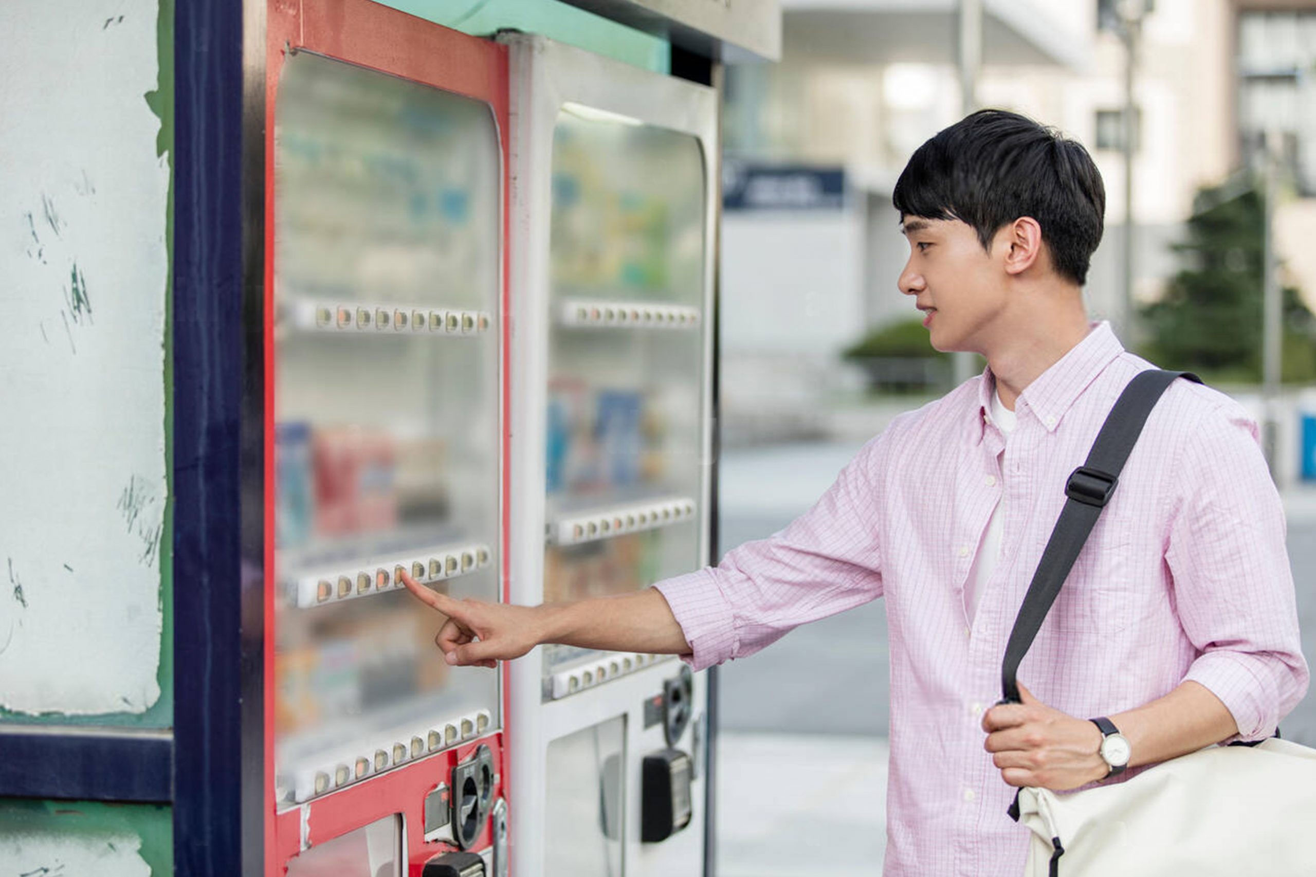 Campus Convenience: Eflyn's Robomarket Micromarket Vending Machines