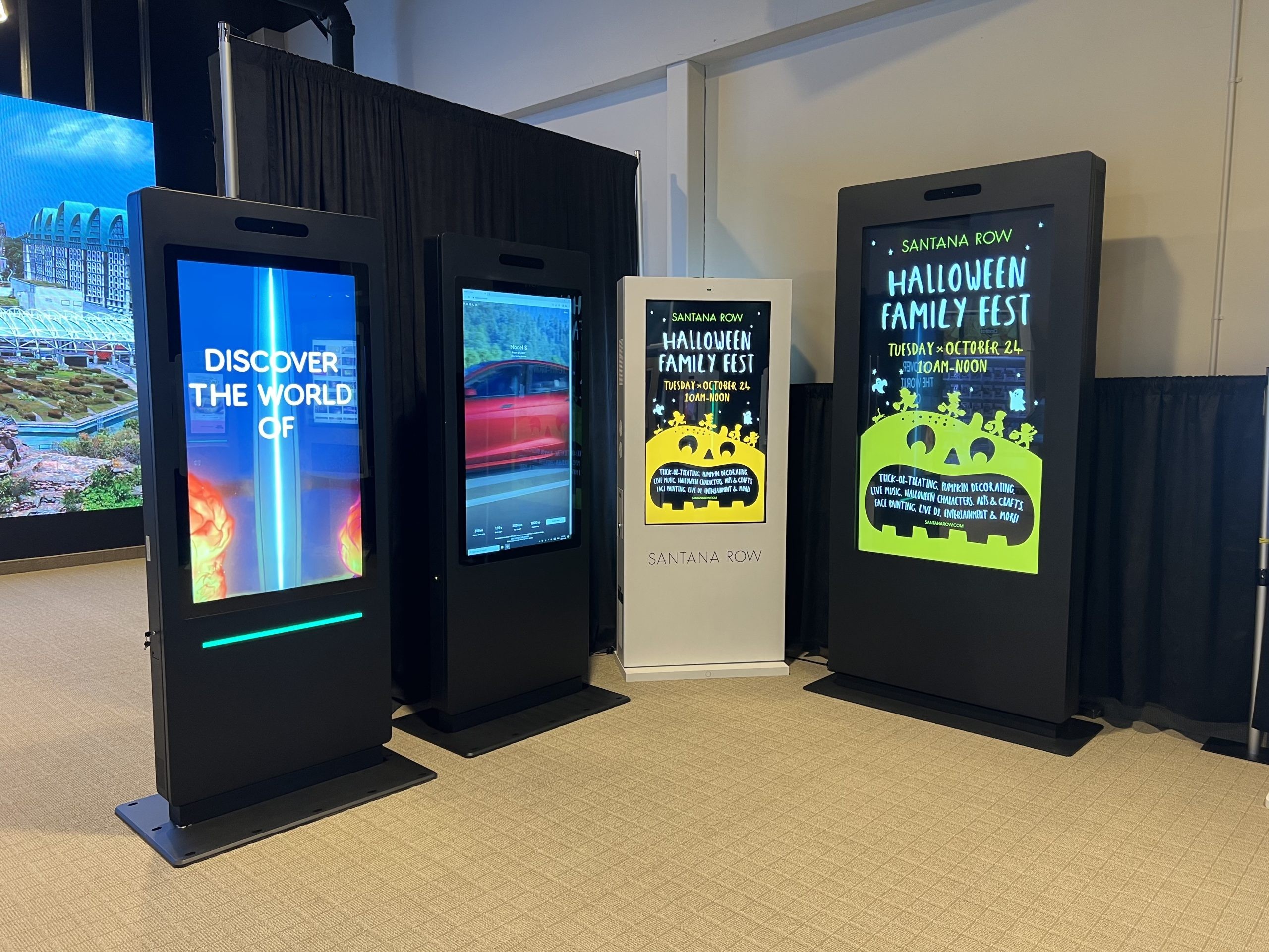 The Eflyn 75-Inch Outdoor Digital Signage